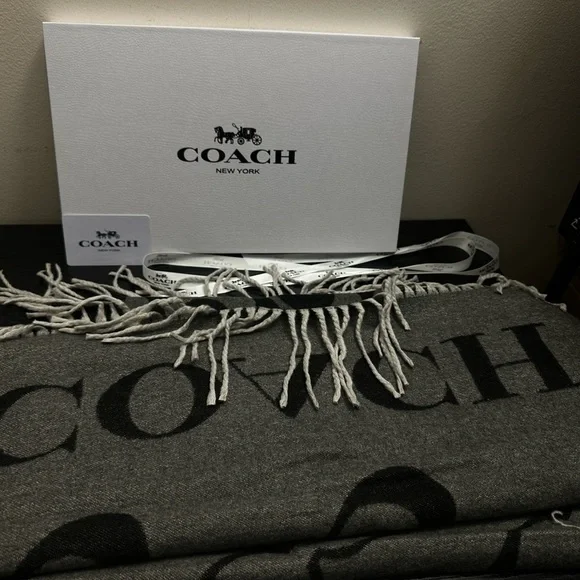 Coach Reversible Signature Cashmere
Muffler Women's Black/Grey - Picture 2 of 4